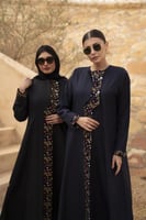 عبايه كتان بقطعه اماميه واسوره مخمل مطرز اسود