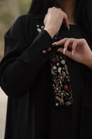 عباية كريب بالطو ياقة مخمل مطرز اسود