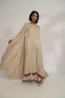 عباية حرير بفستان تطريز بيج