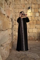 عباية مخمل زيتي الياقه روكاما زيتي و كريب تطريز