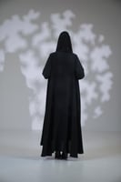 عباية كريب خفيف دبل كلوش سادة اسود بقيطان