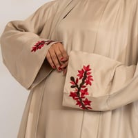 عباية حرير بفستان تطريز بيج