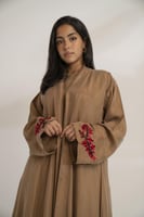 عباية حرير بفستان تطريز جملي