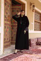 عباية مخمل مطرز الصدر فراشات كم ساتان اسود