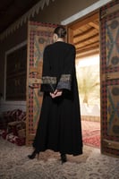 عباية كلوش كم مربع بمخمل بقيطان ساتان اسود