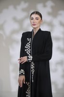 عباية كريب تطريز خيط ورد ع الصدر والكم اسود
