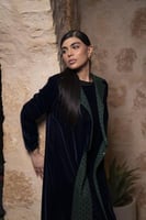 عباية مخمل كحلي بفستان الياقه روكاما اخضر