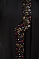 عبايه كتان بقطعه اماميه واسوره مخمل مطرز اسود