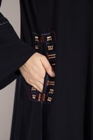 عباية كريب تطريز الجيب كم مربع كحلي