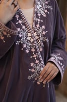 عباية مخمل فراشة تطريز الياقة والاسورة موف فاتح