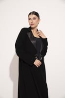 عباية كريب ياقة قلاب ساتان زرار اسود