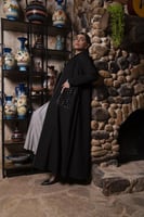 عباية صوف اسود بقيطان رمادي وجيوب مخمل مطرز