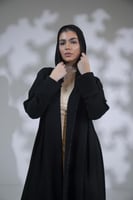 عباية كريب خفيف دبل كلوش سادة اسود بقيطان