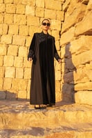 عباية مخمل اسود بقصه جوخ رمادي ومخمل مطرز