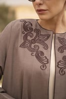 عبايه جوخ ياقه والخلف تطريز ترابي