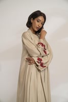 عباية حرير بفستان تطريز بيج