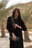 عباية كريب بالطو ياقة مخمل مطرز اسود