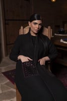 عباية صوف اسود بقيطان عنابي وجيوب مخمل مطرز