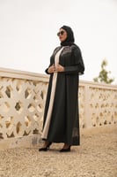 عباية جوخ ياقه والخلف تطريز زيتي