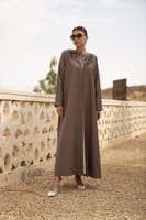 عبايه جوخ ياقه والخلف تطريز ترابي