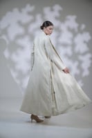 عباية لنن تطريز الكم والجوانب بكسرة بيج