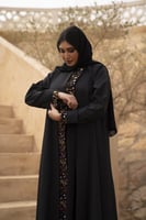 عبايه كتان بقطعه اماميه واسوره مخمل مطرز اسود