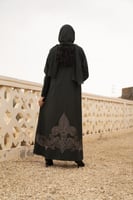 عباية جوخ ياقه والخلف تطريز زيتي