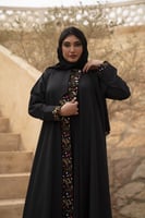 عبايه كتان بقطعه اماميه واسوره مخمل مطرز اسود