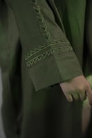 عباية اليوم الوطني لنن زيتي بشت تطريز الكم والياقة