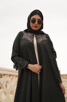 عباية جوخ ياقه والخلف تطريز زيتي