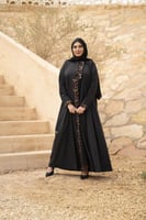 عبايه كتان بقطعه اماميه واسوره مخمل مطرز اسود