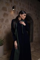 عباية مخمل كحلي بفستان الياقه روكاما اخضر