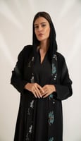 عبايه كريب ياقه مطرز تركواز اسود