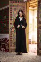 عبايه كريب طبقتين مخمل مقلم اسود