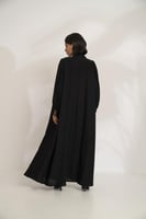 عبايه كريب بفستان ياقه طويله باكمام واسوره زم اسود