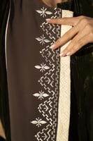 عباية مخمل زيتي الياقه روكاما و كريب تطريز