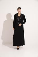 عباية كريب ياقة قلاب ساتان زرار اسود