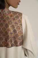 عبايه لنن بيج بقيطان كحلي وفستان بيج