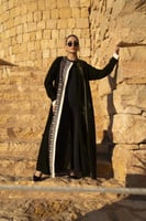 عباية مخمل زيتي الياقه روكاما و كريب تطريز