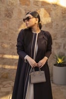 عباية كتان موف غامق الياقة دبل قيطان تطريزشك الكتف