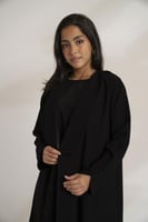 عباية كريب ياقه طبقتين خفيف بفستان اسود