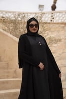 عبايه كريب ياقه دائريه بصوف امامي اسود