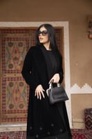 عباية مخمل تطريز قصه تحت بكريب خفيف اسود