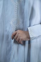 عباية لنن تطريز الكم والجوانب بكسرة سماوي