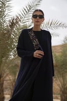 عبايه كريب بالطو ياقه مخمل مطرز كحلي