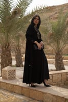 عباية كريب بالطو ياقة مخمل مطرز اسود