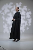 عباية لنن تطريز الكم والجوانب بكسرة اسود باسود