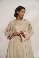 عباية حرير بفستان تطريز بيج