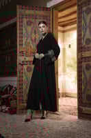 عباية كلوش كم مربع بمخمل بقيطان ساتان اسود