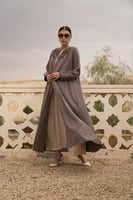 عبايه جوخ ياقه والخلف تطريز ترابي